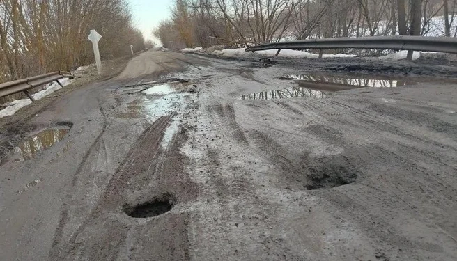 Аварийный мост оставляет четыре села без связи