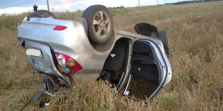 В рязанских Сараях легковушка улетела в кювет и перевернулась В рязанских Сараях легковушка улетела в кювет и перевернулась