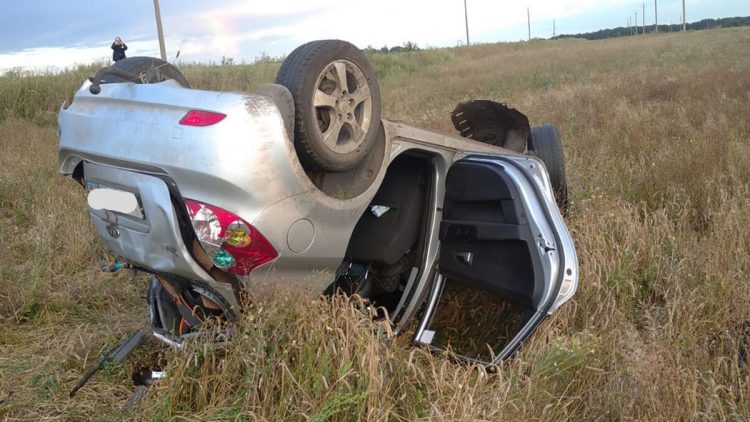 В рязанских Сараях легковушка улетела в кювет и перевернулась