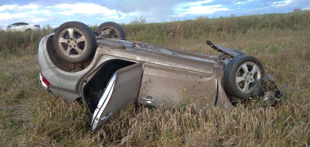 В рязанских Сараях легковушка улетела в кювет и перевернулась