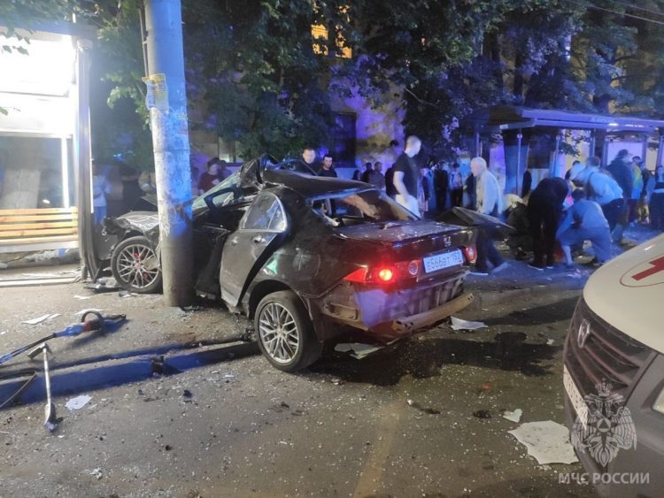 В Нижнем Новгороде автомобиль отбросило на остановку с людьми, погибли два человека