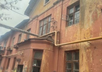 Жильцы аварийного дома №5 на улице Колхозной жалуются на длительное нерасселение