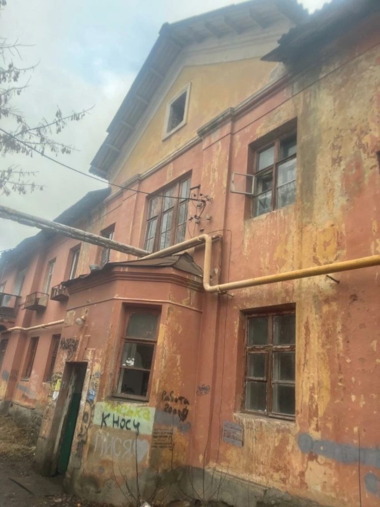 Жильцы аварийного дома №5 на улице Колхозной жалуются на длительное нерасселение