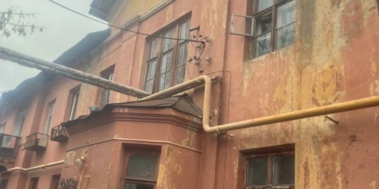 Жильцы аварийного дома №5 на улице Колхозной жалуются на длительное нерасселение