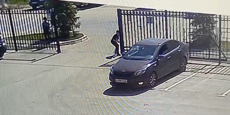 Рязанские подростки сломали ворота во двор