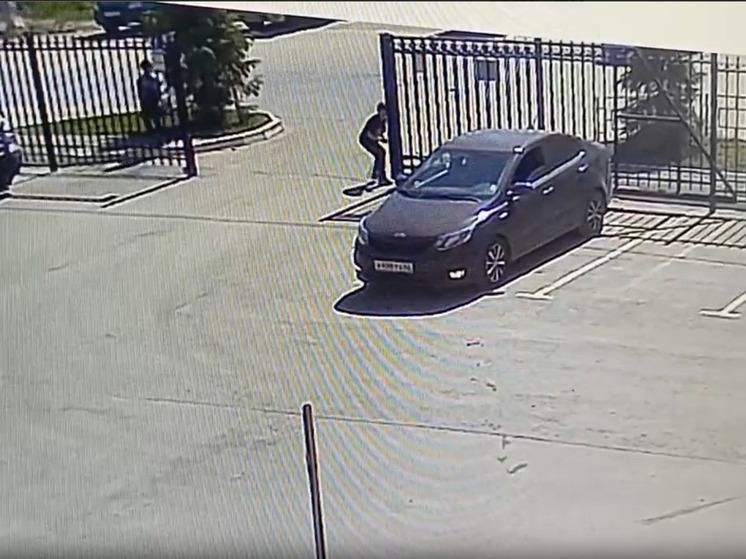 Рязанские подростки сломали ворота во двор