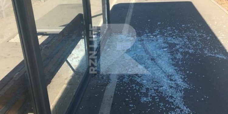 На Северной окружной дороге вандалы разбили стекло остановки