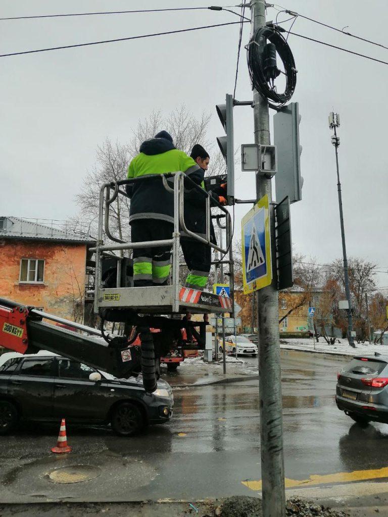В Рязани на пересечении улиц 9-я Линия и Ленинского Комсомола устанавливают светофоры