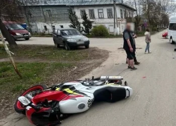 Байкер врезался в автобус и пострадал
