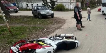 Байкер врезался в автобус и пострадал