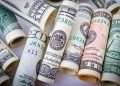 Банк России временно ограничил снятие валюты десятью тысячами долларов