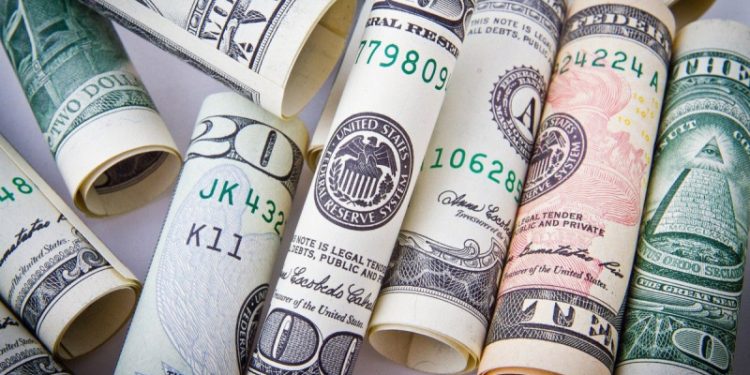 Банк России временно ограничил снятие валюты десятью тысячами долларов