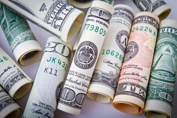 Банк России временно ограничил снятие валюты десятью тысячами долларов