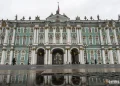Бизнесмен с ножами захватил трон императора в Эрмитаже