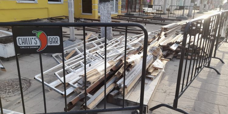 На рязанской улице Почтовой активно собирают летние веранды