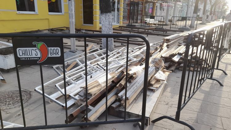 На рязанской улице Почтовой активно собирают летние веранды