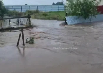 Бурный мегаливень в Татарстане топит дороги и рушит постройки