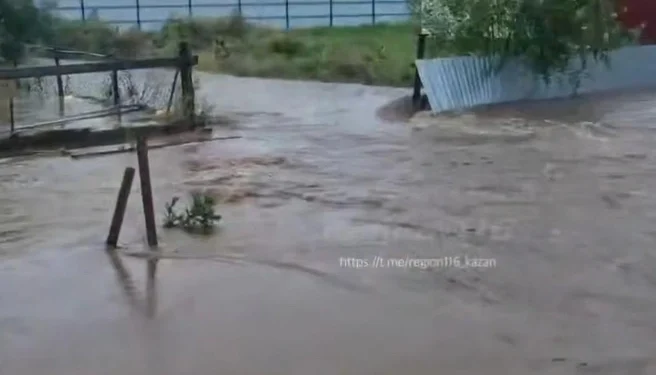 Бурный мегаливень в Татарстане топит дороги и рушит постройки Бурный мегаливень в Татарстане топит дороги и рушит постройки