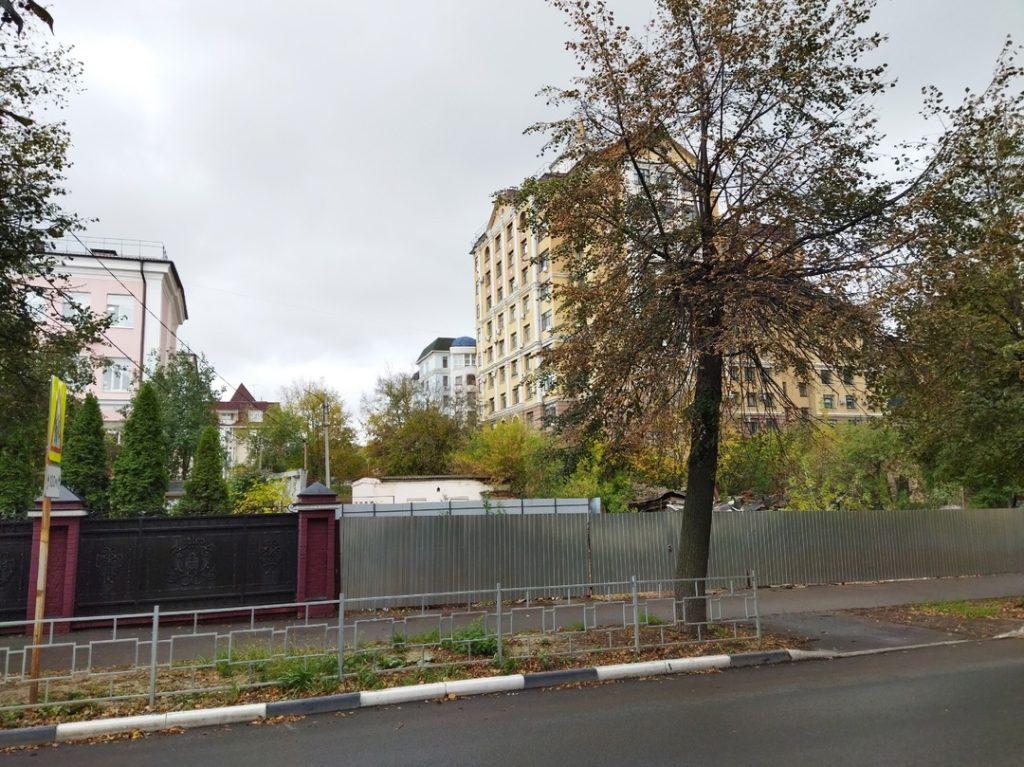 На рязанской улице Подгорной расчистили площадку под строительство новой многоэтажки