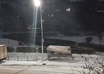 На улице Чкалова водитель автомобиля снес остановочный павильон