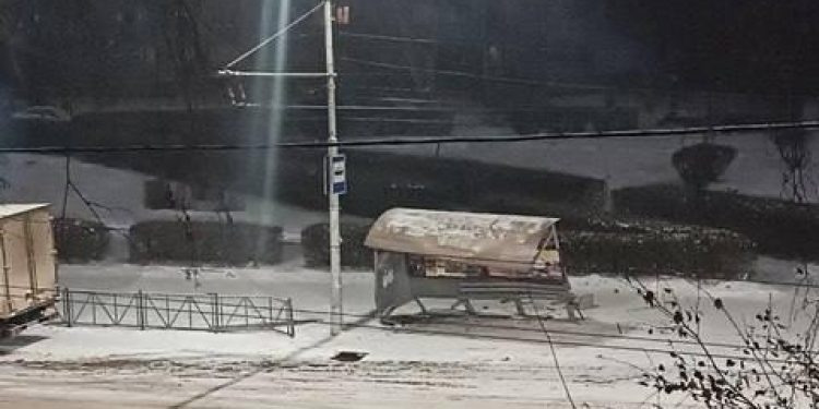 На улице Чкалова водитель автомобиля снес остановочный павильон