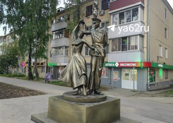 Рязанцы раскритиковали скульптуру "Молодой нахимовец с девушкой" Рязанцы раскритиковали скульптуру «Молодой нахимовец с девушкой»