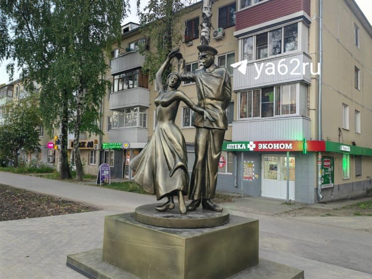 Рязанцы раскритиковали скульптуру "Молодой нахимовец с девушкой"