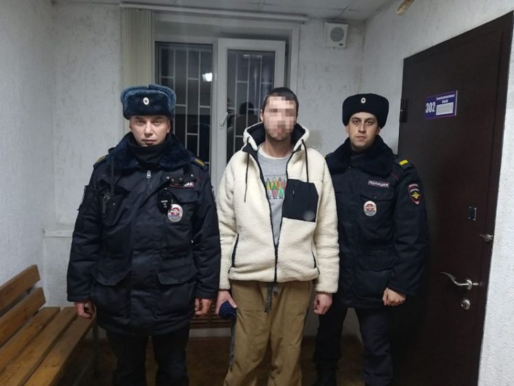 На улице Коняева полиция задержала 37-летнего мужчину, объявленного в федеральный розыск