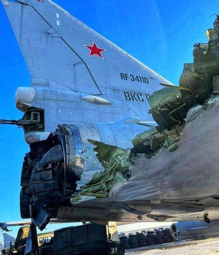 В Сети появились снимки поврежденного бомбардировщика с военного аэродрома в рязанском Дягилеве