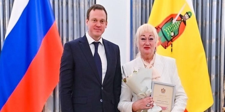 Малков вручил главврачу рязанской ОКБ имени Семашко Сорокиной награду