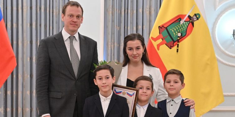 В преддверии Дня матери губернатор Малков вручил награды рязанским семьям