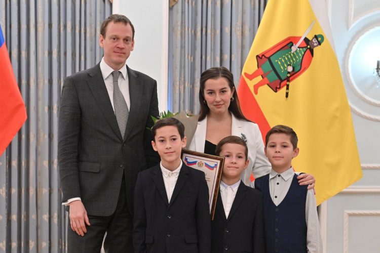 В преддверии Дня матери губернатор Малков вручил награды рязанским семьям