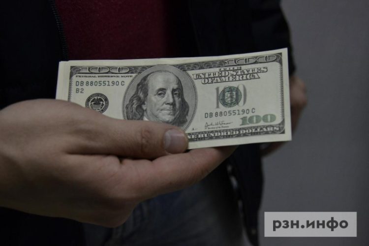 ЦБ поднял курс доллара до рекорда с начала апреля