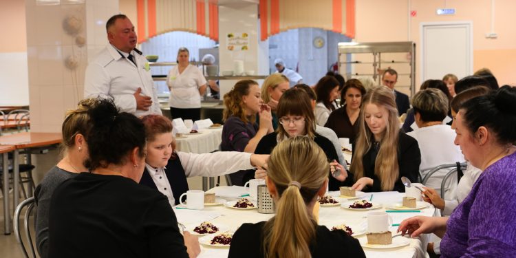 Родители рязанских учеников продегустировали меню в школе №62