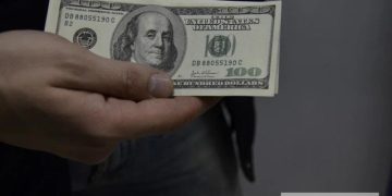 Доллар опустился ниже 77 рублей впервые с конца февраля