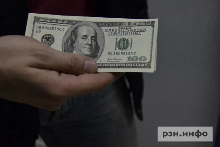 Доллар опустился ниже 77 рублей впервые с конца февраля