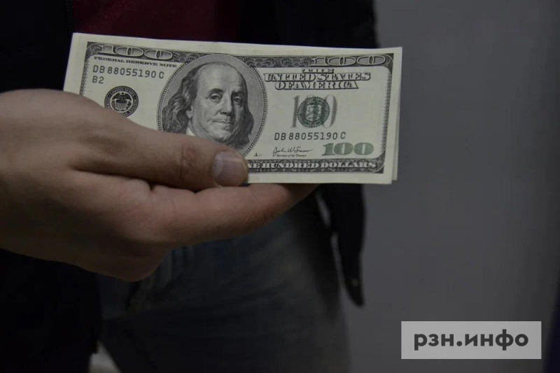 Доллар опустился ниже 77 рублей впервые с конца февраля Доллар опустился ниже 77 рублей впервые с конца февраля