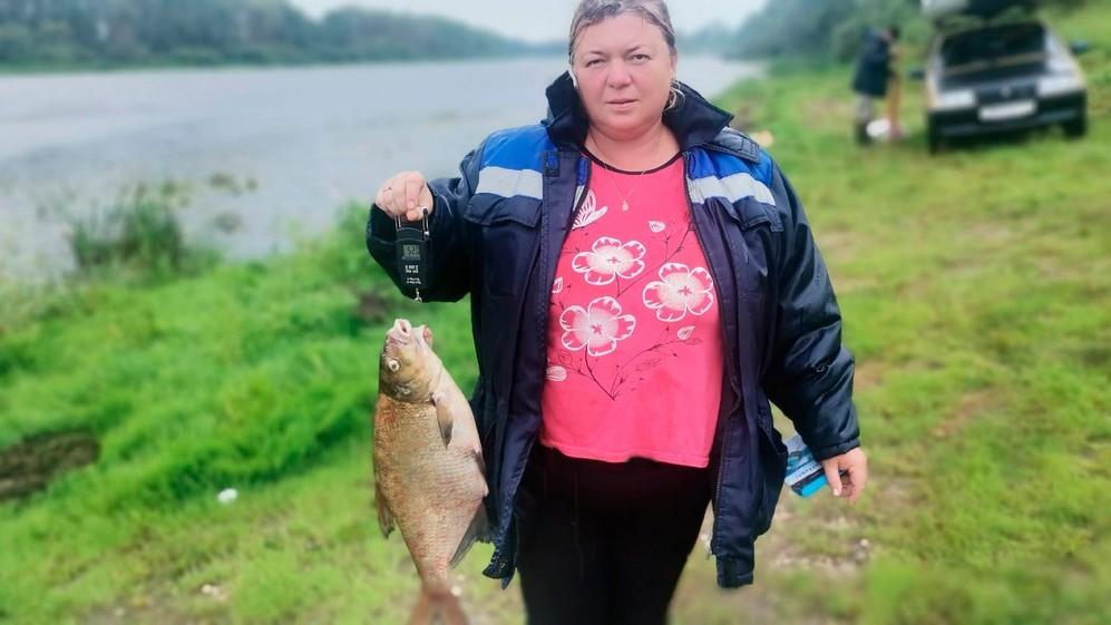В Шиловском районе женщина поймала леща весом более 5 килограммов