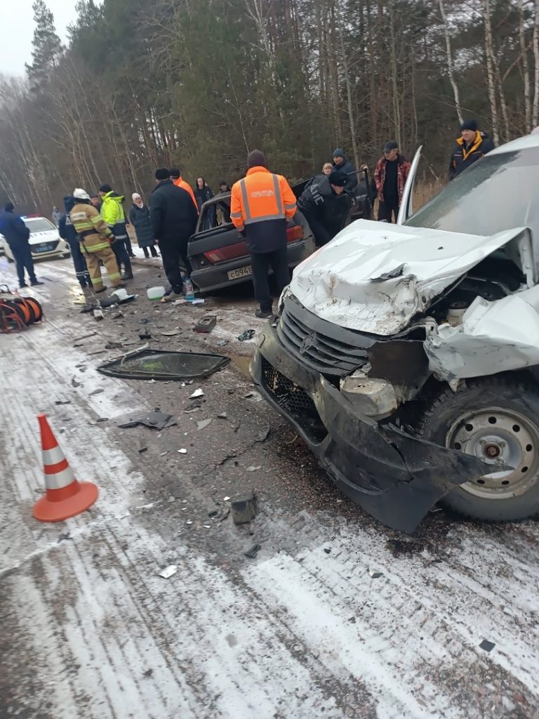 В Шиловском районе произошло серьезное ДТП, люди оказались зажаты в салоне машины