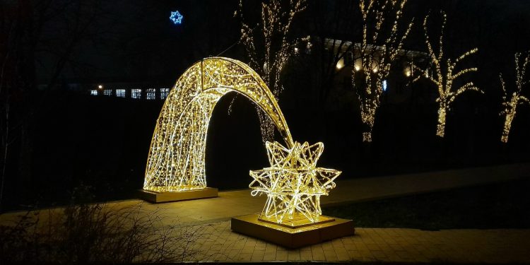 Рязанский Лыбедский бульвар украсили к Новому году Рязанский Лыбедский бульвар украсили к Новому году