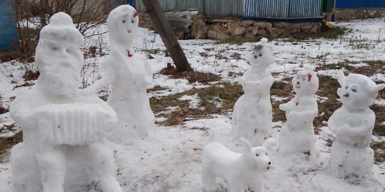 Житель Пронского района слепил из снега гармониста и хоровод красавиц