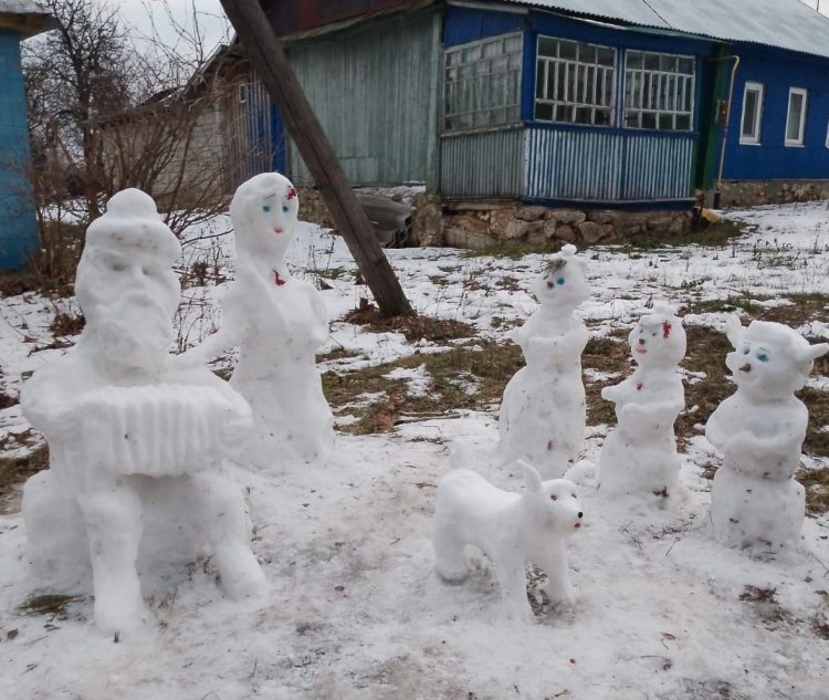 Житель Пронского района слепил из снега гармониста и хоровод красавиц