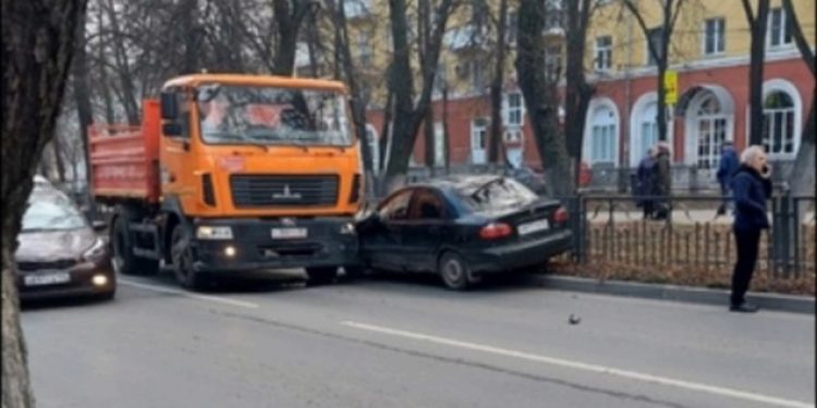 В центре Рязани столкнулись легковушка и КамАЗ
