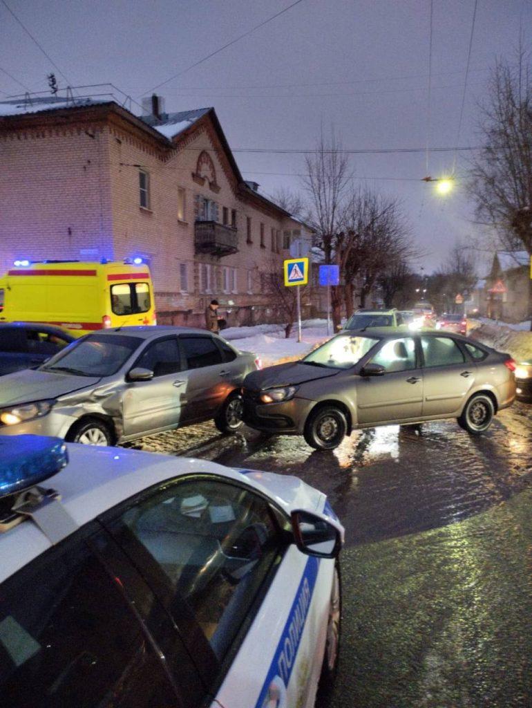 При столкновении двух легковушек на улице Полетаева пострадала 21-летняя девушка-водитель