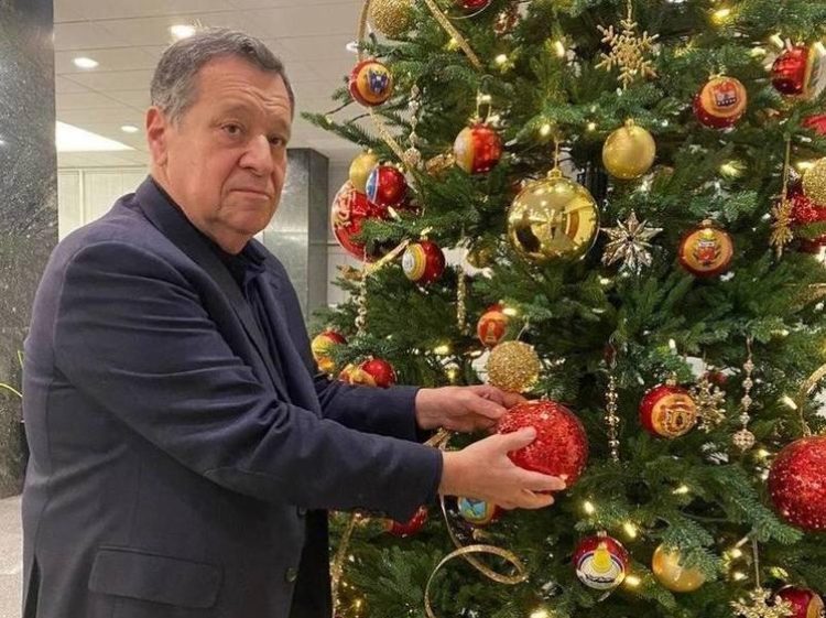 Рязанский депутат Андрей Макаров снял с "Елки желаний" три шарика