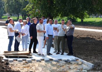 Мэр Рязани Виталий Артемов осмотрел ход работ по возведению стелы "Город трудовой доблести" Мэр Рязани Виталий Артемов осмотрел ход работ по возведению стелы «Город трудовой доблести»