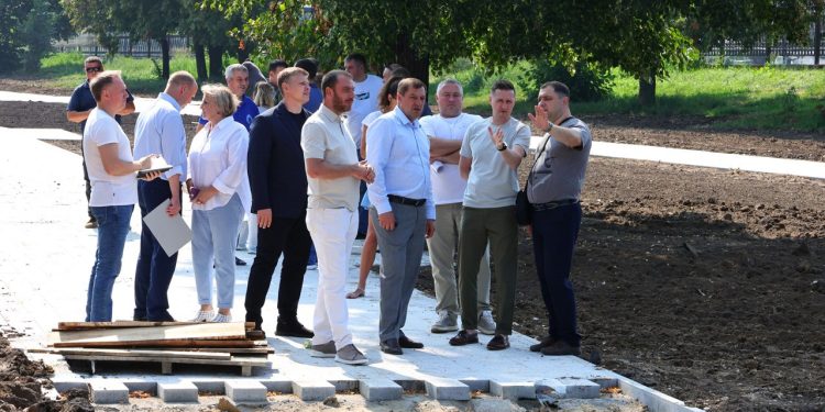 Мэр Рязани Виталий Артемов осмотрел ход работ по возведению стелы «Город трудовой доблести»