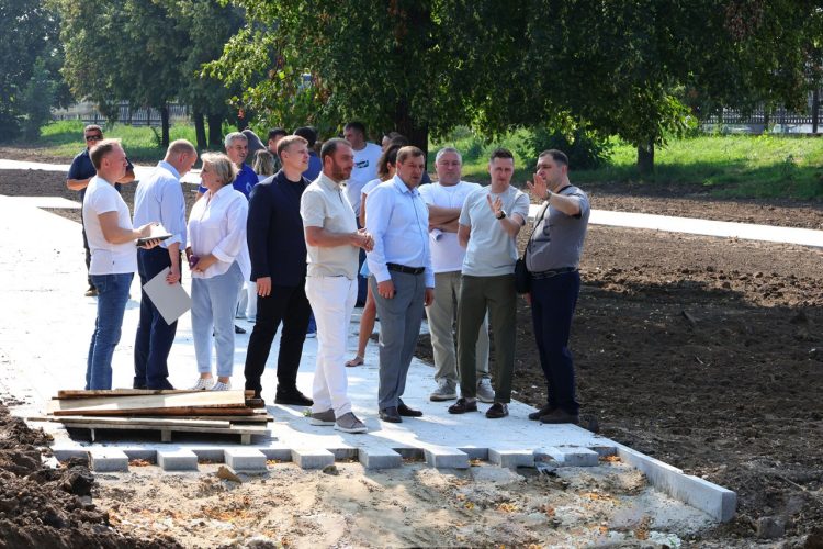 Мэр Рязани Виталий Артемов осмотрел ход работ по возведению стелы "Город трудовой доблести"