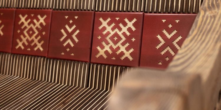 В Музейном центре на Соборной посетителям представят уникальную мебель с узорами