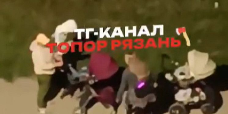 В рязанском Семчине засняли "музыкальную тусовку" матерей с колясками В рязанском Семчине засняли «музыкальную тусовку» матерей с колясками